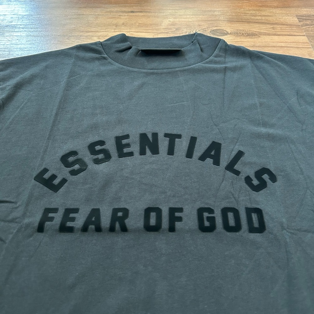 New Authentic Fear of God Essentials Men's Jet Black Logo T-Shirt SS22 Size S - Picture 2 of 8